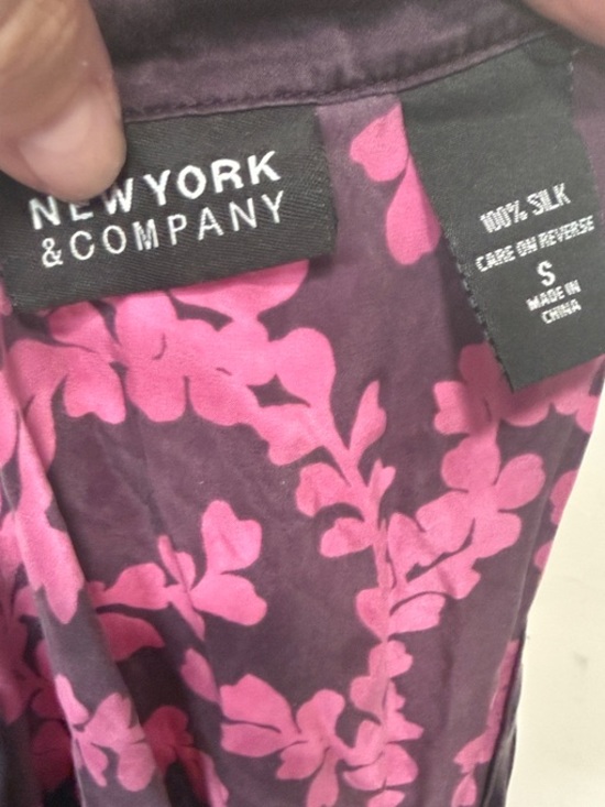 New York & Company Black and Pink Floral V-Neck Blouse Y2K - Picture 3 of 3